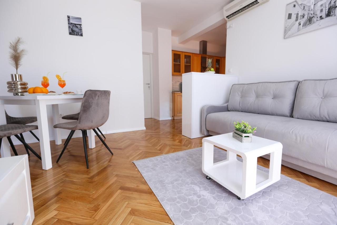 Apartmani Guto Podstrana Esterno foto